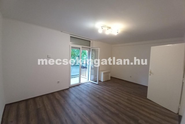 Kiadó téglalakás, albérlet, Pécsett 140 E Ft / hó, 1 szobás