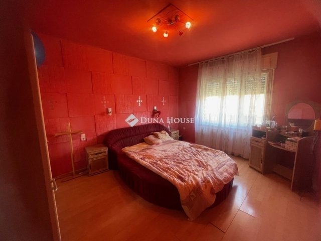 Eladó családi ház, Turán 62.5 M Ft, 6 szobás