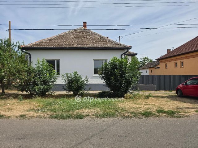 Eladó családi ház, Kisújszálláson 21 M Ft, 2+1 szobás