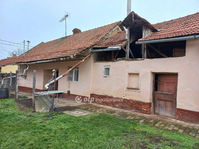 Eladó családi ház, Hajdúböszörményen 30 M Ft, 2 szobás