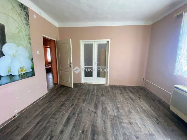 Eladó családi ház, Tasson 35 M Ft, 2 szobás