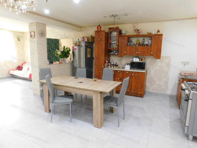 Eladó családi ház, Balatonlelleén 79.999 M Ft, 7 szobás