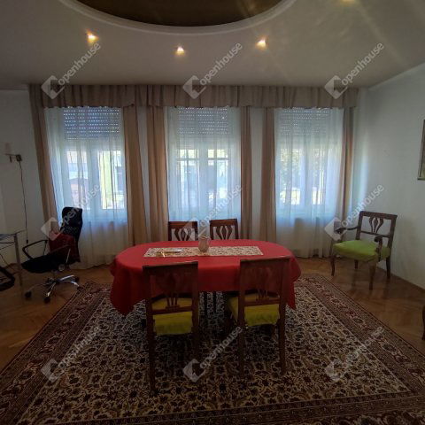 Eladó családi ház, Pápán 74.9 M Ft, 7 szobás