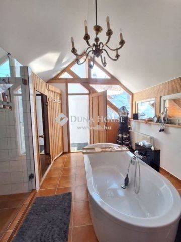 Eladó családi ház, Pécsett 129.9 M Ft, 4 szobás