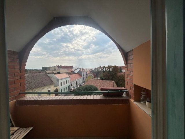 Eladó téglalakás, Pécsett 109.9 M Ft, 4 szobás