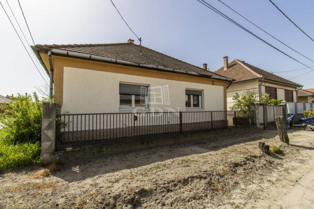 Eladó családi ház, Turán 32.5 M Ft, 2 szobás
