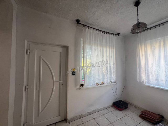 Eladó családi ház, Oroszlányban 48 M Ft, 4 szobás