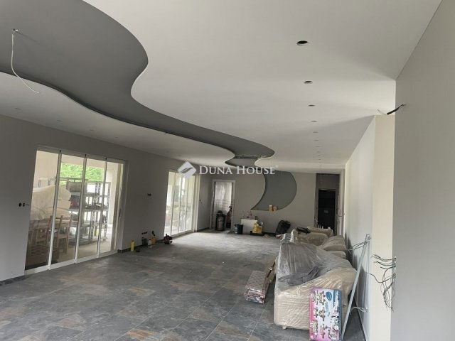 Eladó családi ház, Szadán 265 M Ft, 6 szobás