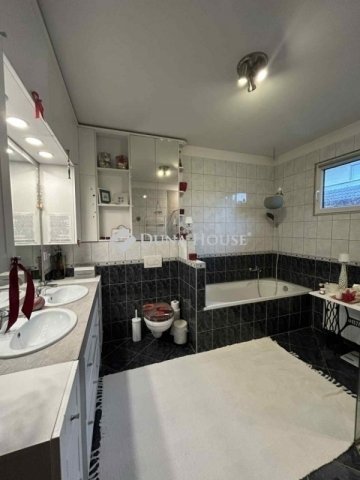 Eladó családi ház, Vecsésen 144.9 M Ft, 4 szobás