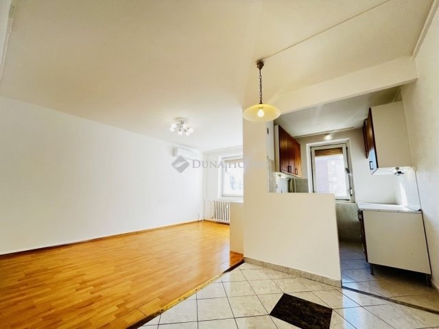 Eladó panellakás, Veszprémben 69.9 M Ft, 2+2 szobás