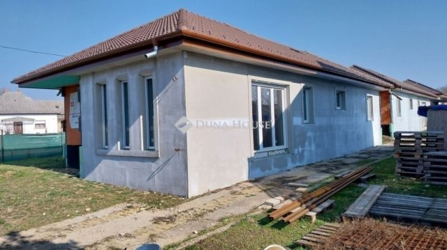 Eladó ikerház, Nagytarcsán 119.9 M Ft, 5 szobás