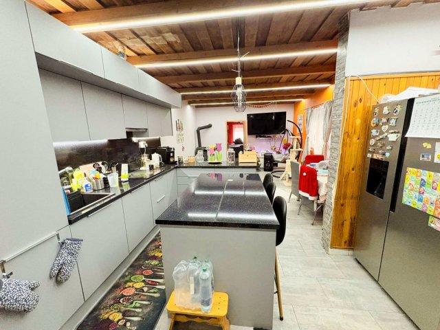 Eladó családi ház, Egerben 79.9 M Ft, 5 szobás