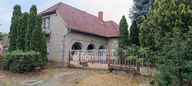Eladó családi ház, Bakson 15 M Ft, 3 szobás