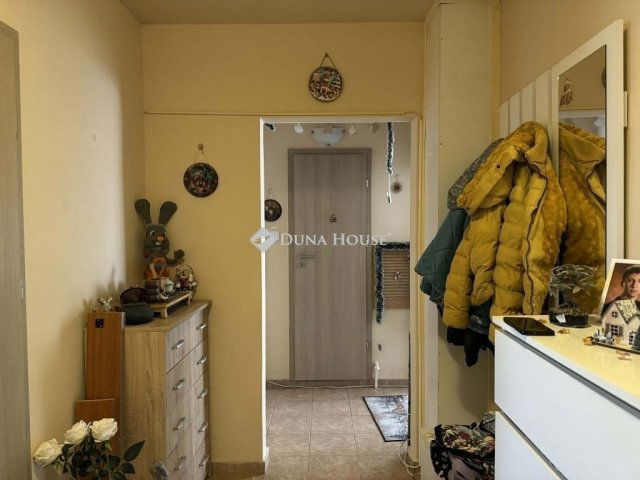 Eladó panellakás, Pécsett 48.9 M Ft, 3 szobás