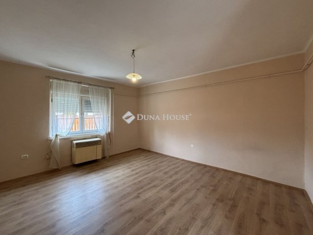Eladó ikerház, Esztergomban 55 M Ft, 2 szobás