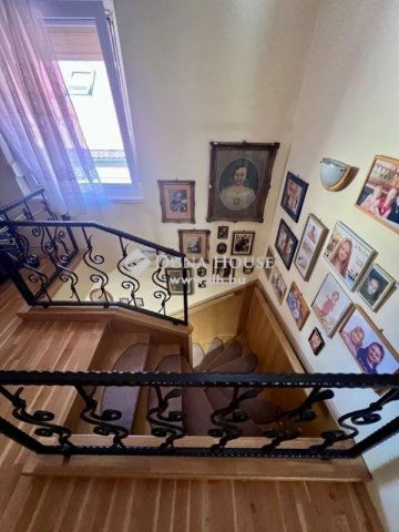 Eladó családi ház, Pécsett 177 M Ft, 6 szobás