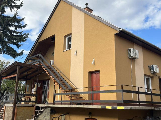 Eladó családi ház, Vecsésen 119.9 M Ft, 9 szobás