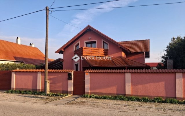 Eladó családi ház, Esztergomban 109.8 M Ft, 5 szobás