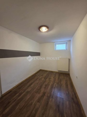 Eladó téglalakás, Pécsett 44.99 M Ft, 4 szobás