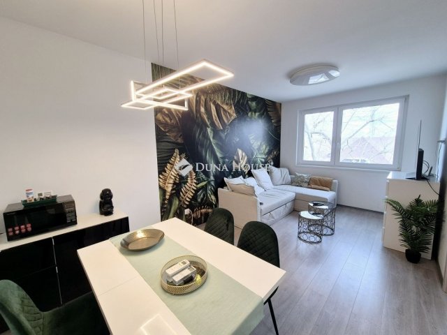 Eladó téglalakás, Siófokon 74.9 M Ft, 2 szobás