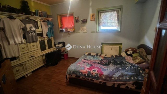 Eladó családi ház, Dunaújvárosban 62.5 M Ft, 6 szobás
