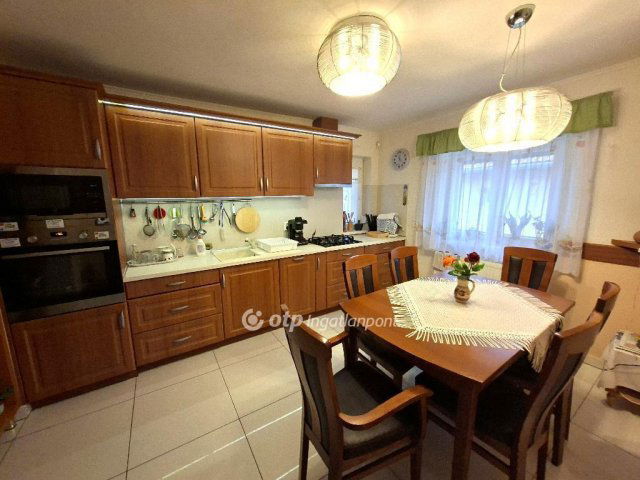 Eladó családi ház, Martonvásáron 120 M Ft, 3 szobás