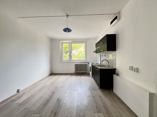 Eladó panellakás, Ajkán 31.5 M Ft, 1+1 szobás