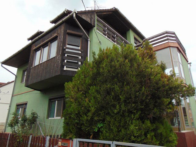 Eladó családi ház, Egerben 95 M Ft, 11 szobás