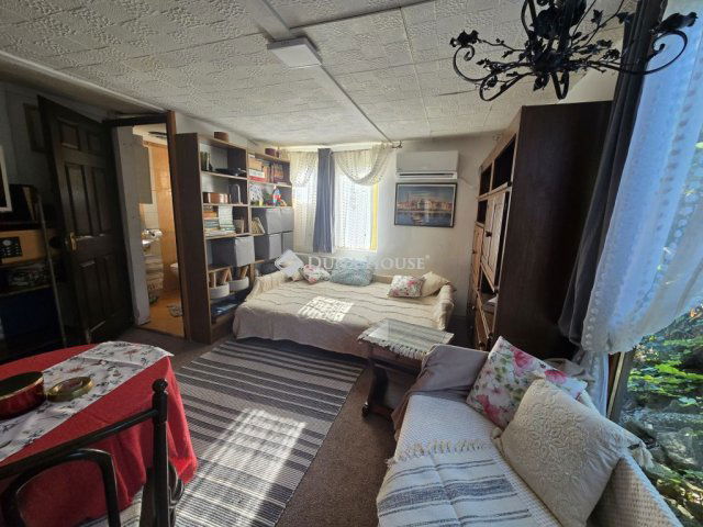 Eladó családi ház, Pécsett 19.9 M Ft, 2 szobás