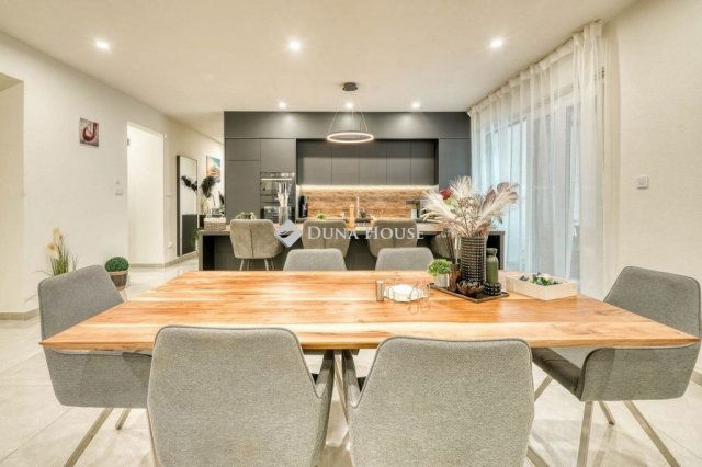 Eladó családi ház, Délegyházán 199 M Ft, 6 szobás