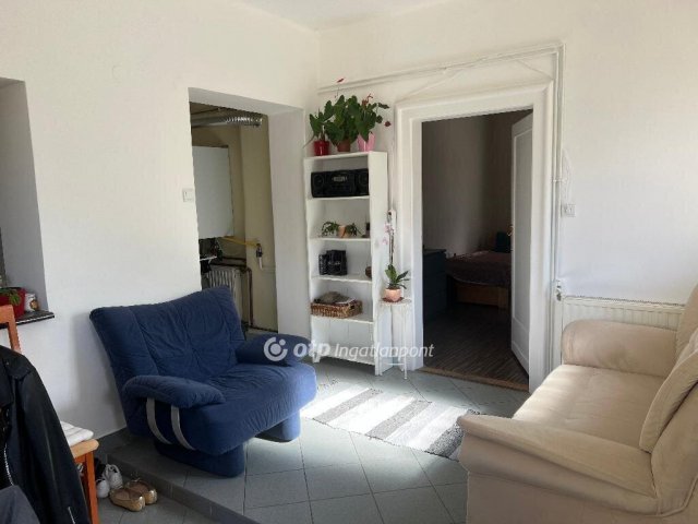 Eladó családi ház, Pápán 129 M Ft, 10 szobás