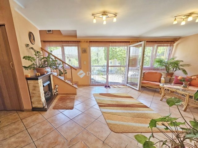 Eladó családi ház, Szigetszentmiklóson 109.9 M Ft, 6 szobás