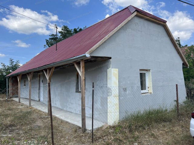 Eladó családi ház, Császáron 8.9 M Ft, 2 szobás