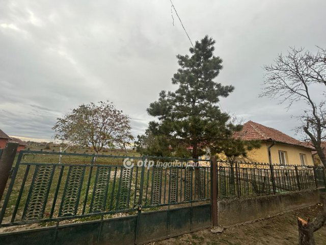 Eladó családi ház, Zsákán 10 M Ft, 2+1 szobás