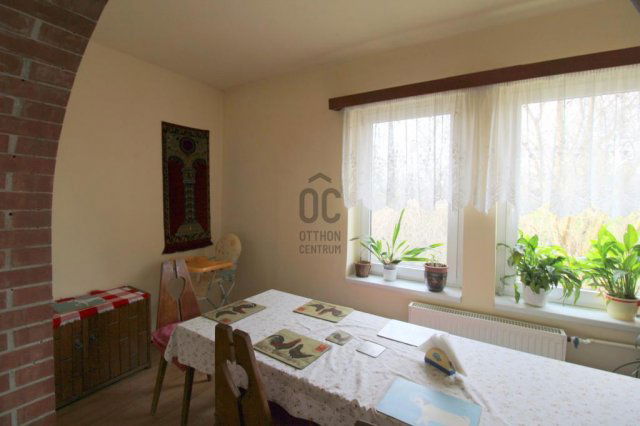 Eladó családi ház, Pécelen 98 M Ft, 8 szobás