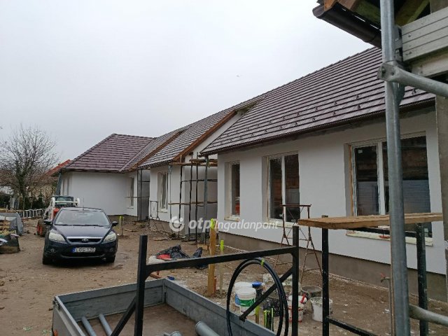 Eladó ikerház, Szekszárdon 85 M Ft, 2+2 szobás