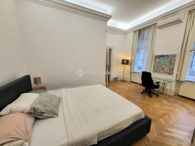 Eladó téglalakás, Budapesten, VI. kerületben 160 M Ft, 3 szobás