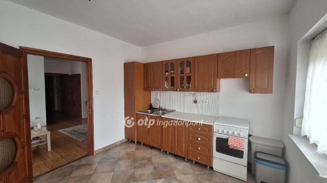 Eladó családi ház, Csömörön 299 M Ft, 7+2 szobás
