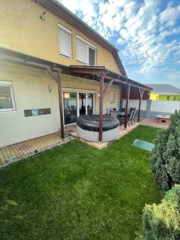 Eladó ikerház, Nyíregyházán 85 M Ft, 4+1 szobás