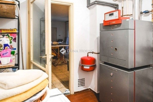 Eladó családi ház, Pécsett 170 M Ft, 1 szobás