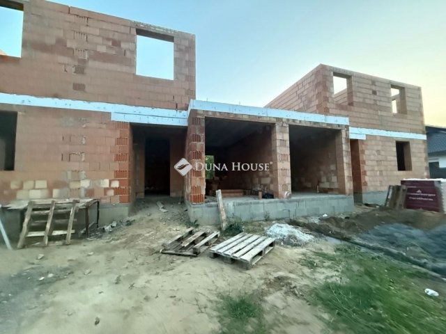 Eladó ikerház, Őrbottyánban 110 M Ft, 5 szobás