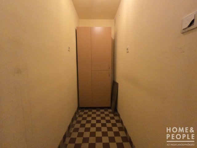 Eladó téglalakás, Szegeden 47.999 M Ft, 3 szobás