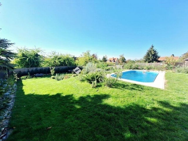 Eladó családi ház, Szadán 265 M Ft, 6 szobás