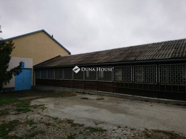 Kiadó ipari ingatlan, Esztergomban 1804 E Ft / hó