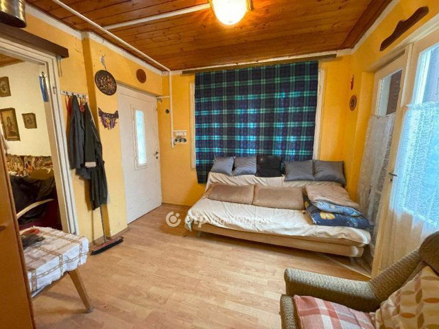 Eladó családi ház, Komlón 33 M Ft, 1+1 szobás