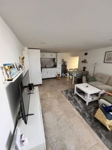 Eladó téglalakás, Veszprémben 48 M Ft, 3 szobás