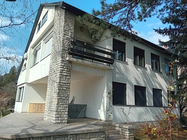 Eladó családi ház, Balatonföldváron 293 M Ft, 9 szobás