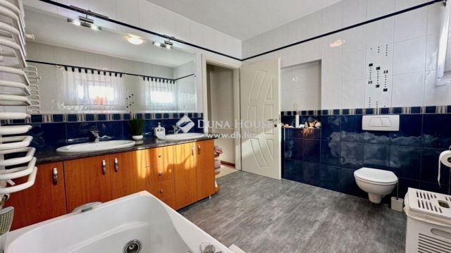 Eladó családi ház, Leányfaluban 179.9 M Ft, 5 szobás