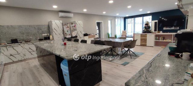 Eladó családi ház, Pápán 180 M Ft, 5+2 szobás