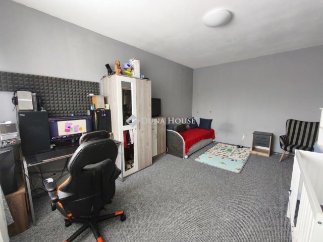 Eladó panellakás, Dunaújvárosban 32.5 M Ft, 1+2 szobás